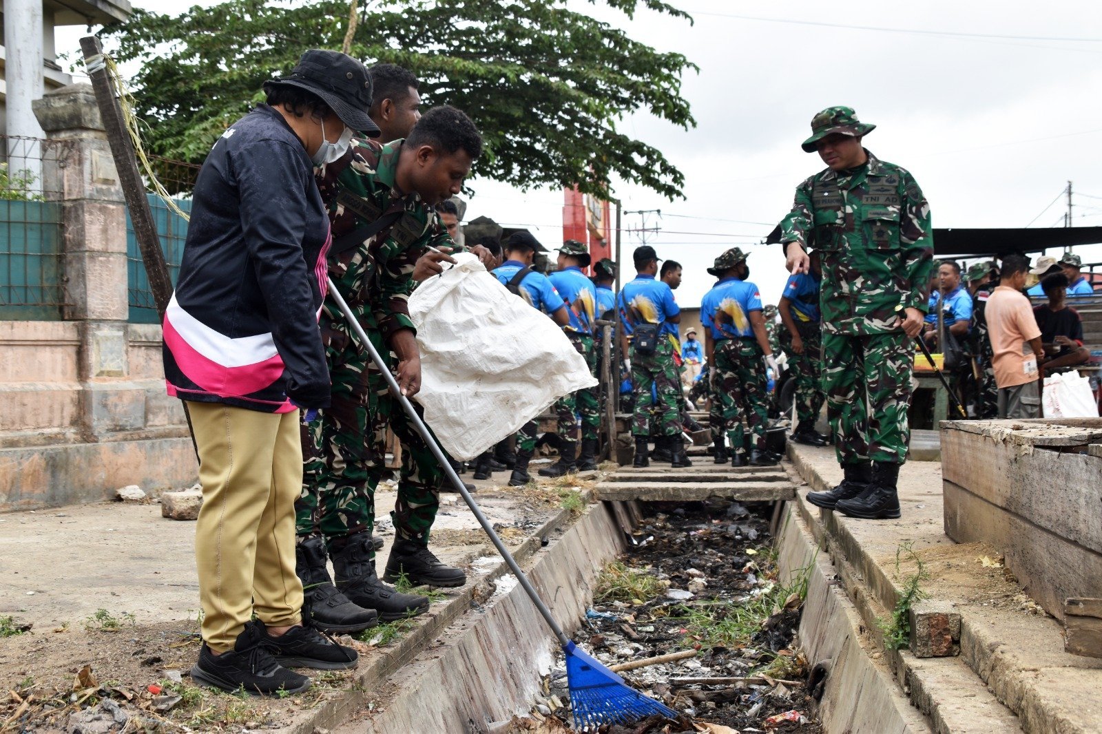 Merauke: Pasar Wamanggu Ditata Bersama Ratusan Personel Jelang HUT TNI