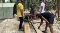 Personel Kodim 0109/Aceh Singkil dan Warga Potong Material untuk Lantai Jembatan