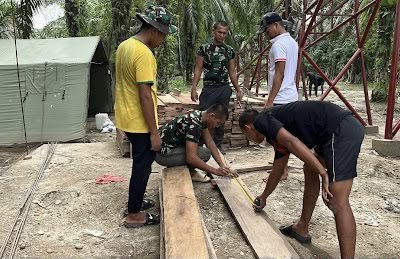Personel Kodim 0109/Aceh Singkil dan Warga Potong Material untuk Lantai Jembatan