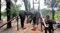 Lantai Jembatan Cibubukan–Serasah Mulai Terpasang, Warga dan TNI Bergotong Royong