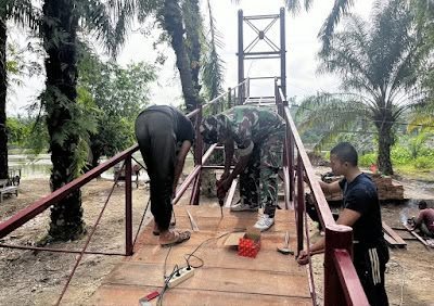 Lantai Jembatan Cibubukan–Serasah Mulai Terpasang, Warga dan TNI Bergotong Royong