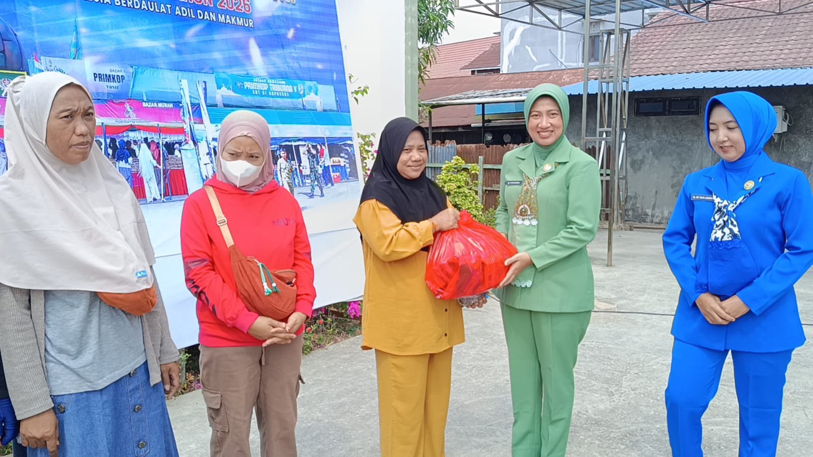 Sambut HUT TNI, Kodim 0909/KTM Adakan Bazar Sembako untuk Warga Kutai Timur