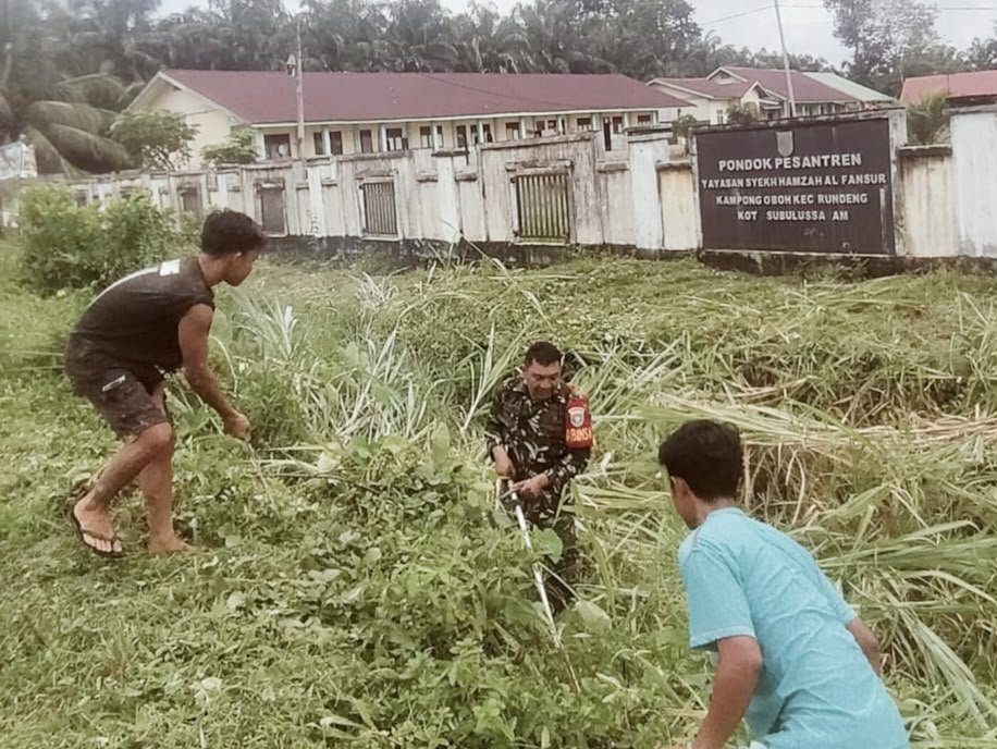 Lingkungan Pesantren Syekh Hamzah Al-Fansuri Dirapikan Lewat Aksi Gotong Royong