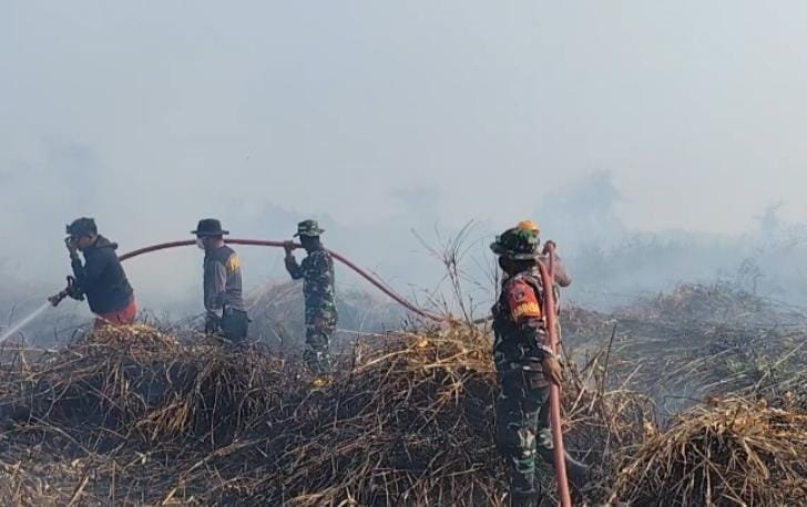 Padamkan Karhutla di BPUTK Pinang Raya, Petugas Gencarkan Imbauan Larangan Pembakaran