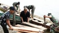 Perahu Robin Dimanfaatkan Angkut Papan untuk Pembangunan Jembatan di Simpang Kanan Perahu Robin Dimanfaatkan Angkut Papan untuk Pembangunan Jembatan di Simpang Kanan