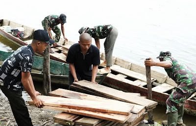 Perahu Robin Dimanfaatkan Angkut Papan untuk Pembangunan Jembatan di Simpang Kanan