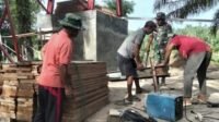 Warga dan TNI Rakit Besi untuk Mempercepat Pembangunan Jembatan Cibubukan-Serasah Warga dan TNI Rakit Besi untuk Mempercepat Pembangunan Jembatan Cibubukan-Serasah