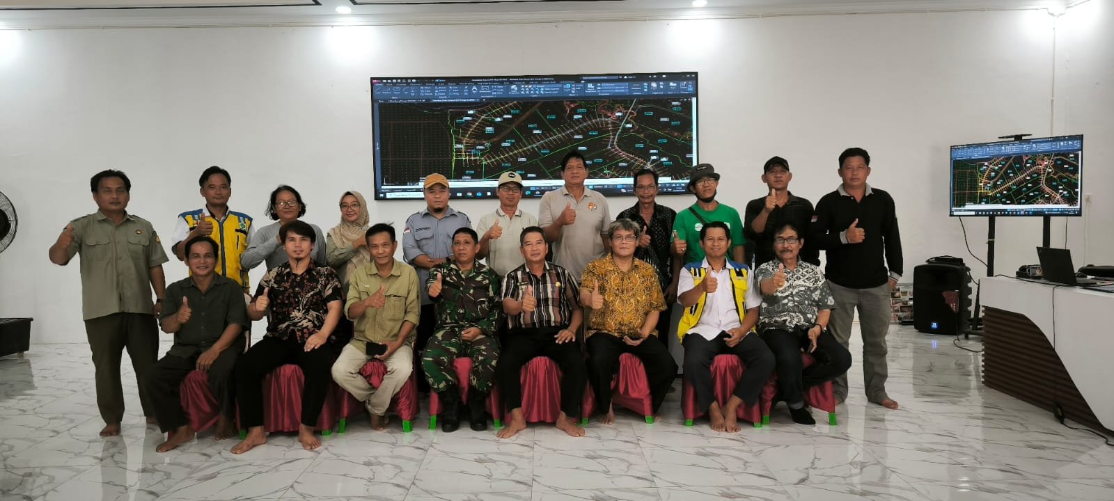 Pendampingan Babinsa Saat Musyawarah Rehabilitasi Bendung D.I. Pesap di Miau Baru