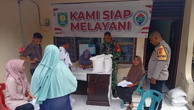 TNI Kawal Penyaluran Bantuan Beras di Jurong Putro Haloeh