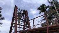Gotong Royong Cat Tiang Jembatan, Warga dan TNI Lanjutkan Pekerjaan