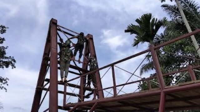 Gotong Royong Cat Tiang Jembatan, Warga dan TNI Lanjutkan Pekerjaan