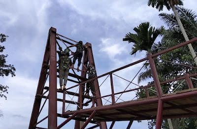 Gotong Royong Cat Tiang Jembatan, Warga dan TNI Lanjutkan Pekerjaan