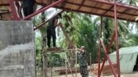Warga dan TNI Tata Papan untuk Lantai Jembatan Perintis Cibubukan-Serasah