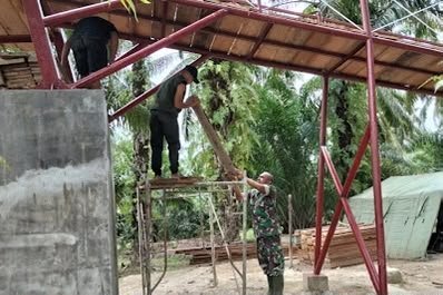 Warga dan TNI Tata Papan untuk Lantai Jembatan Perintis Cibubukan-Serasah