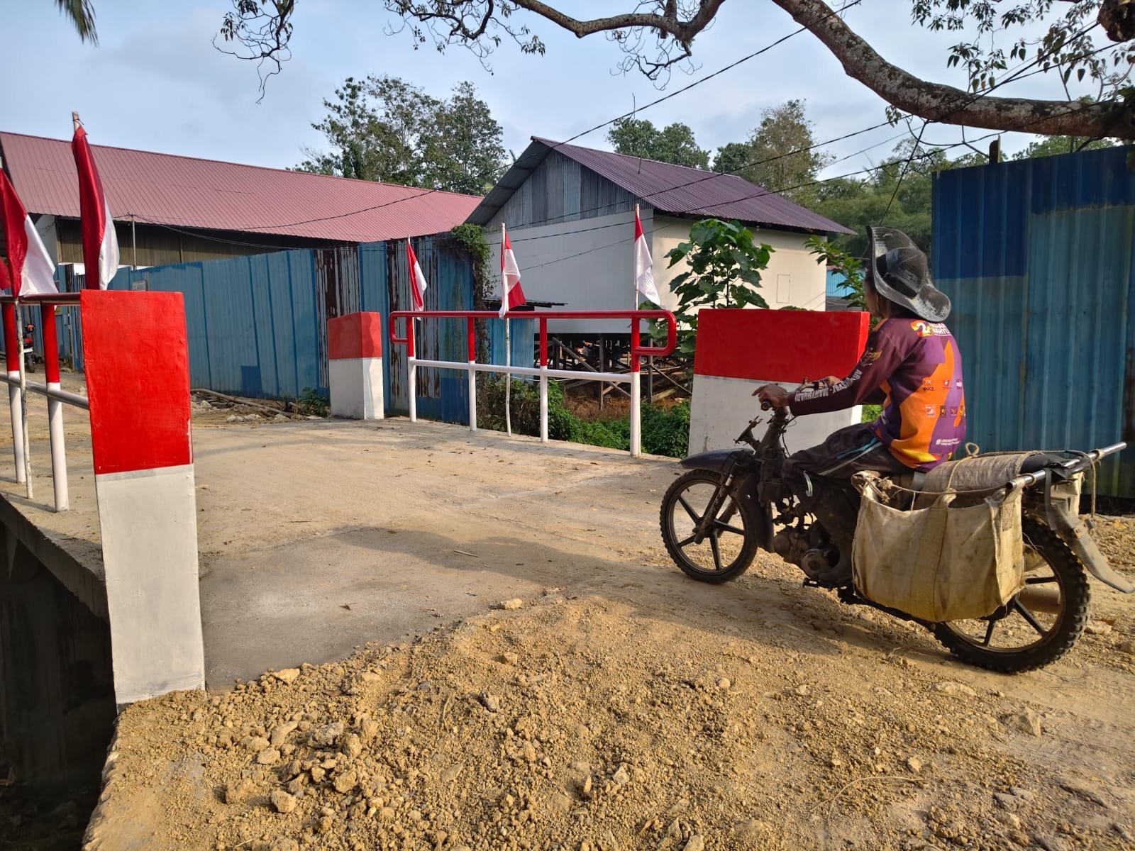 Pantau Jembatan Beton Martadinata, Babinsa Ingatkan Pengendara Waspada