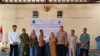 Babinsa Sertu Army Dampingi Penyaluran BLT-DD untuk 27 KK di Wahau Baru Babinsa Sertu Army Dampingi Penyaluran BLT-DD untuk 27 KK di Wahau Baru