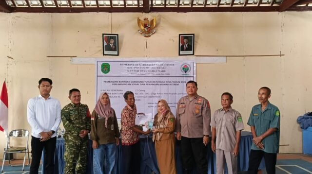 Babinsa Sertu Army Dampingi Penyaluran BLT-DD untuk 27 KK di Wahau Baru