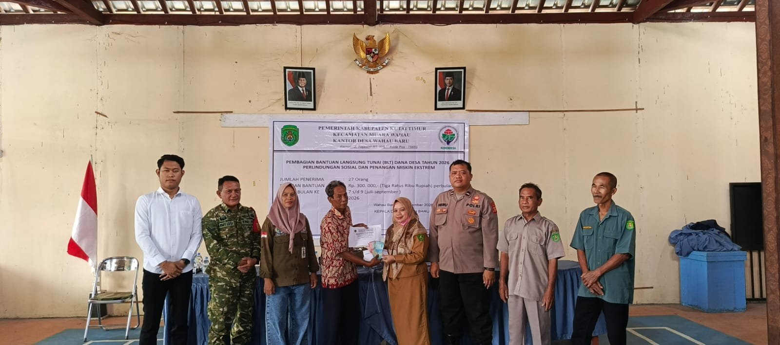 Babinsa Sertu Army Dampingi Penyaluran BLT-DD untuk 27 KK di Wahau Baru