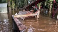 Amankan Papan Lantai, TNI dan Warga Cek Jembatan Perintis Cibubukan Usai Banjir