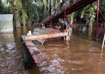 Amankan Papan Lantai, TNI dan Warga Cek Jembatan Perintis Cibubukan Usai Banjir