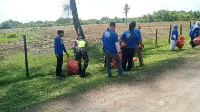 Sapu Bersih Sampah Plastik di Pantai Lhok Naga Permai Dipimpin Babinsa