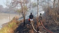 Dua Armada Dikerahkan, Koramil Bantu Padamkan Karhutla di Jalan Lingkar Binuang