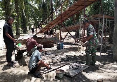Penyusunan Papan dan Perakitan Besi: Tahap Terbaru Pembangunan Jembatan Cibubukan-Serasah
