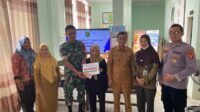 Babinsa Dampingi Distribusi BLT-DD Tahap III di Desa Wanasari untuk 20 KK