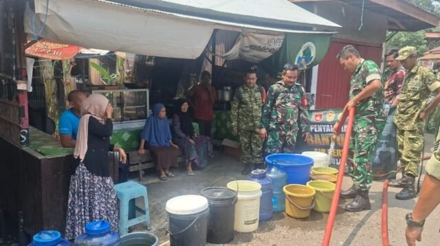 Bantu Warga Kekeringan, Kodim 1001/HSU-BLG Gelar Distribusi Air Bersih