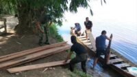 Babinsa dan Warga Bersama Yon TP 957/LU Kerjakan Pengelasan dan Angkut Papan untuk Jembatan Cibubukan-Serasah