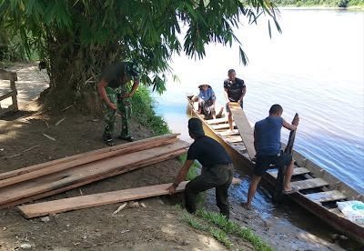 Babinsa dan Warga Bersama Yon TP 957/LU Kerjakan Pengelasan dan Angkut Papan untuk Jembatan Cibubukan-Serasah