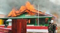 Pasar Wogikel Terbakar, Babinsa Tetap Selamatkan Warga Meski Pos Koramil Runtuh Pasar Wogikel Terbakar, Babinsa Tetap Selamatkan Warga Meski Pos Koramil Runtuh