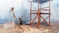 Gotong Royong Padamkan Api, Babinsa-Polsek Berhasil Kendalikan Kebakaran Lahan Gotong Royong Padamkan Api, Babinsa-Polsek Berhasil Kendalikan Kebakaran Lahan