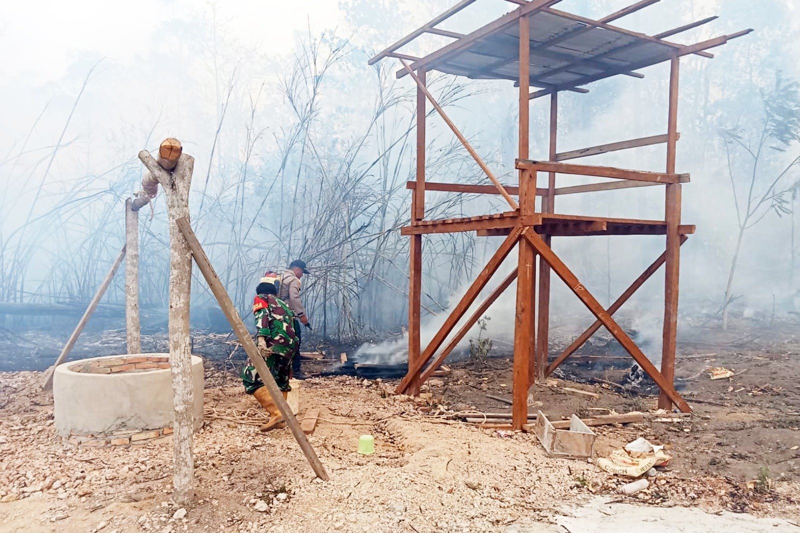 Gotong Royong Padamkan Api, Babinsa-Polsek Berhasil Kendalikan Kebakaran Lahan