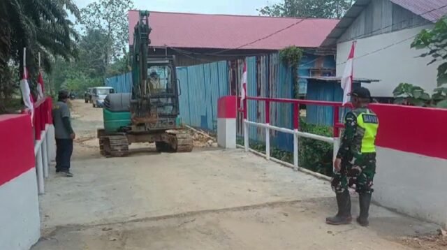 Babinsa Awasi Perlintasan Alat Berat di Martadinata untuk Lindungi Akses Warga
