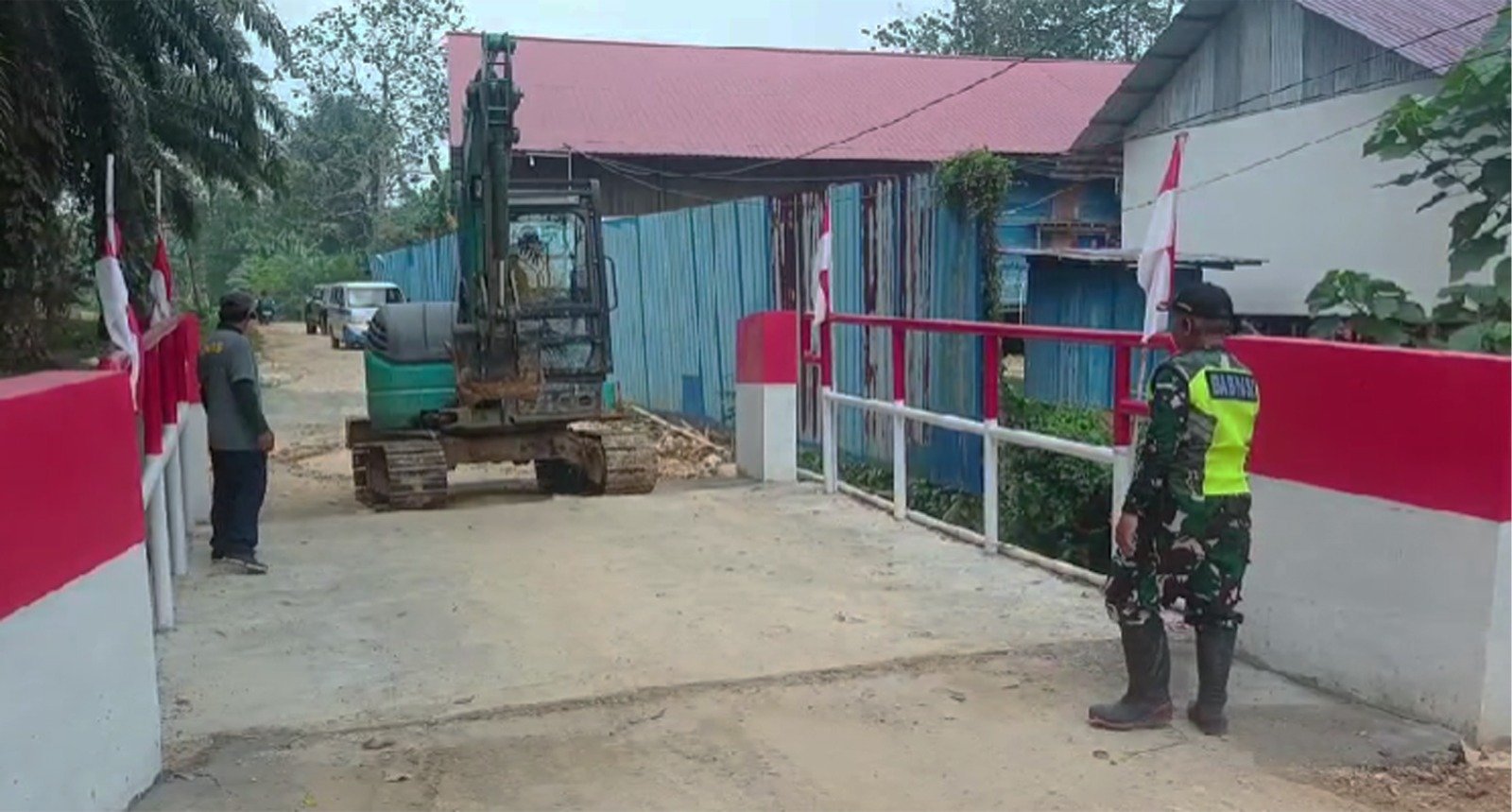 Babinsa Awasi Perlintasan Alat Berat di Martadinata untuk Lindungi Akses Warga