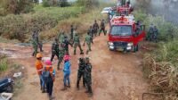 Satgas Gabungan Padamkan Karhutla di Jalan Salamander RT 09, Kutai Timur Satgas Gabungan Padamkan Karhutla di Jalan Salamander RT 09, Kutai Timur