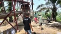 Pengukuran Tali Seling Dilakukan di Tengah Kenaikan Debit Air untuk Jembatan Desa Serasah-Cibubukan