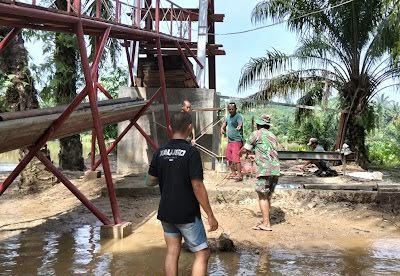 Pengukuran Tali Seling Dilakukan di Tengah Kenaikan Debit Air untuk Jembatan Desa Serasah-Cibubukan