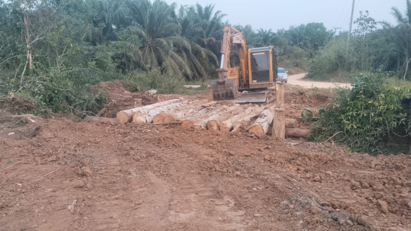 Koramil 0909-02/Sangkulirang Fasilitasi Jembatan Alternatif untuk Desa Cipta Graha