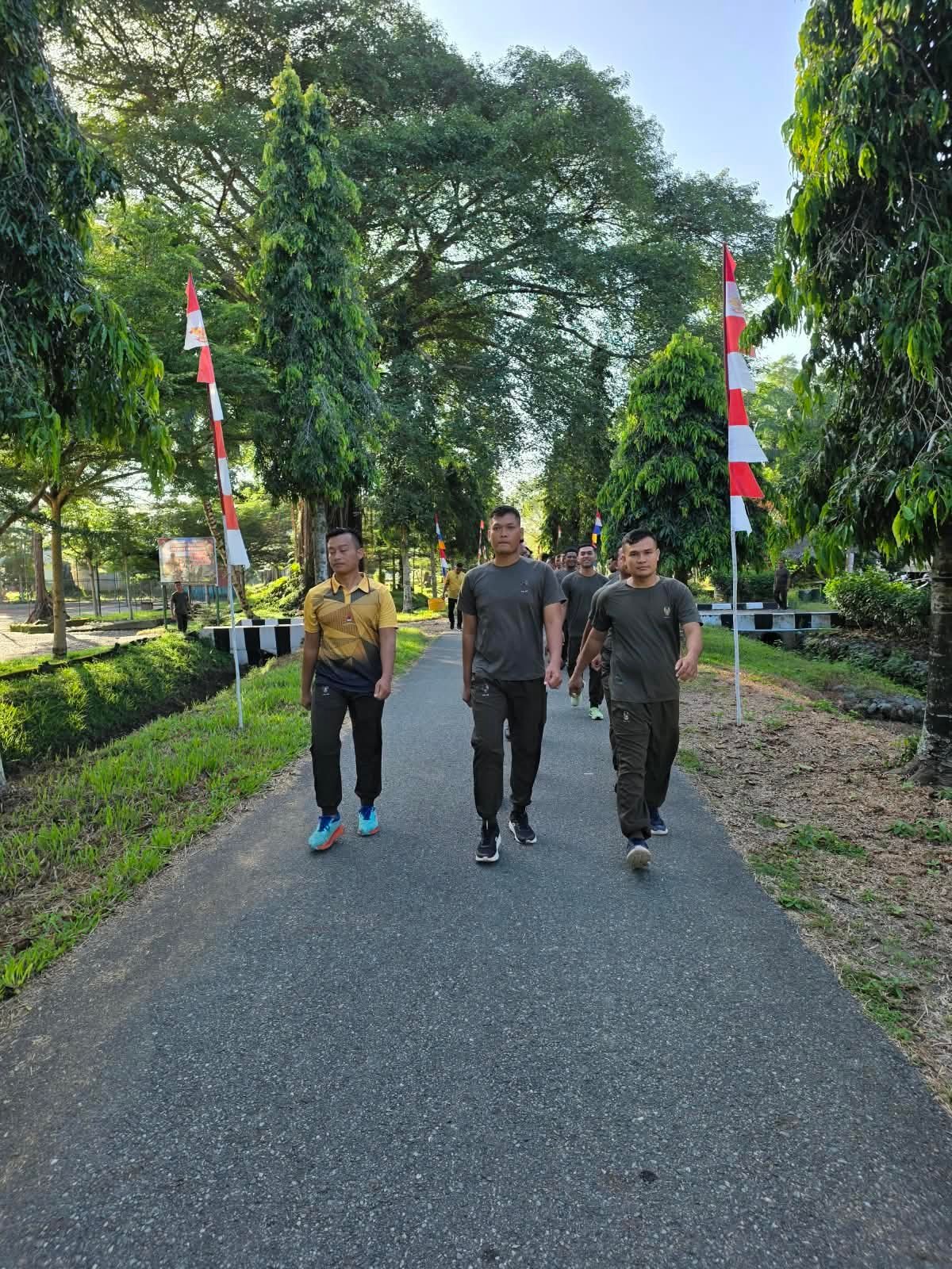 Korem 012/Teuku Umar Ajak Anggota dan Keluarga Jaga Kebugaran Lewat Jalan Santai