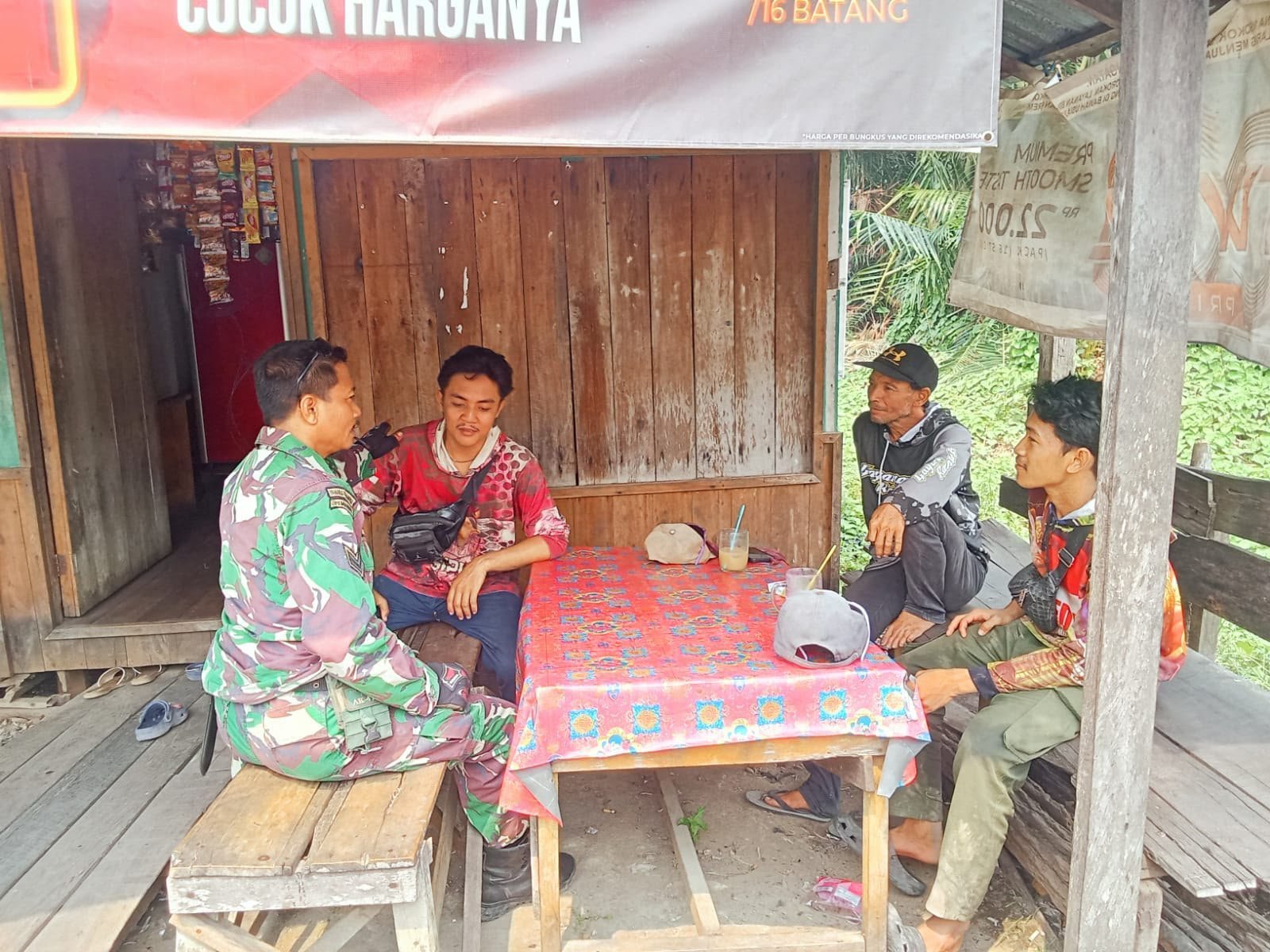 Sambang Warga, Babinsa Koramil CLS Buka Informasi Rekrutmen TNI AD untuk Pemuda Tapin
