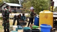 Warga Gudang Arang Terima 8.000 Liter Air Bersih dari Kodim 1707/Merauke Warga Gudang Arang Terima 8.000 Liter Air Bersih dari Kodim 1707/Merauke