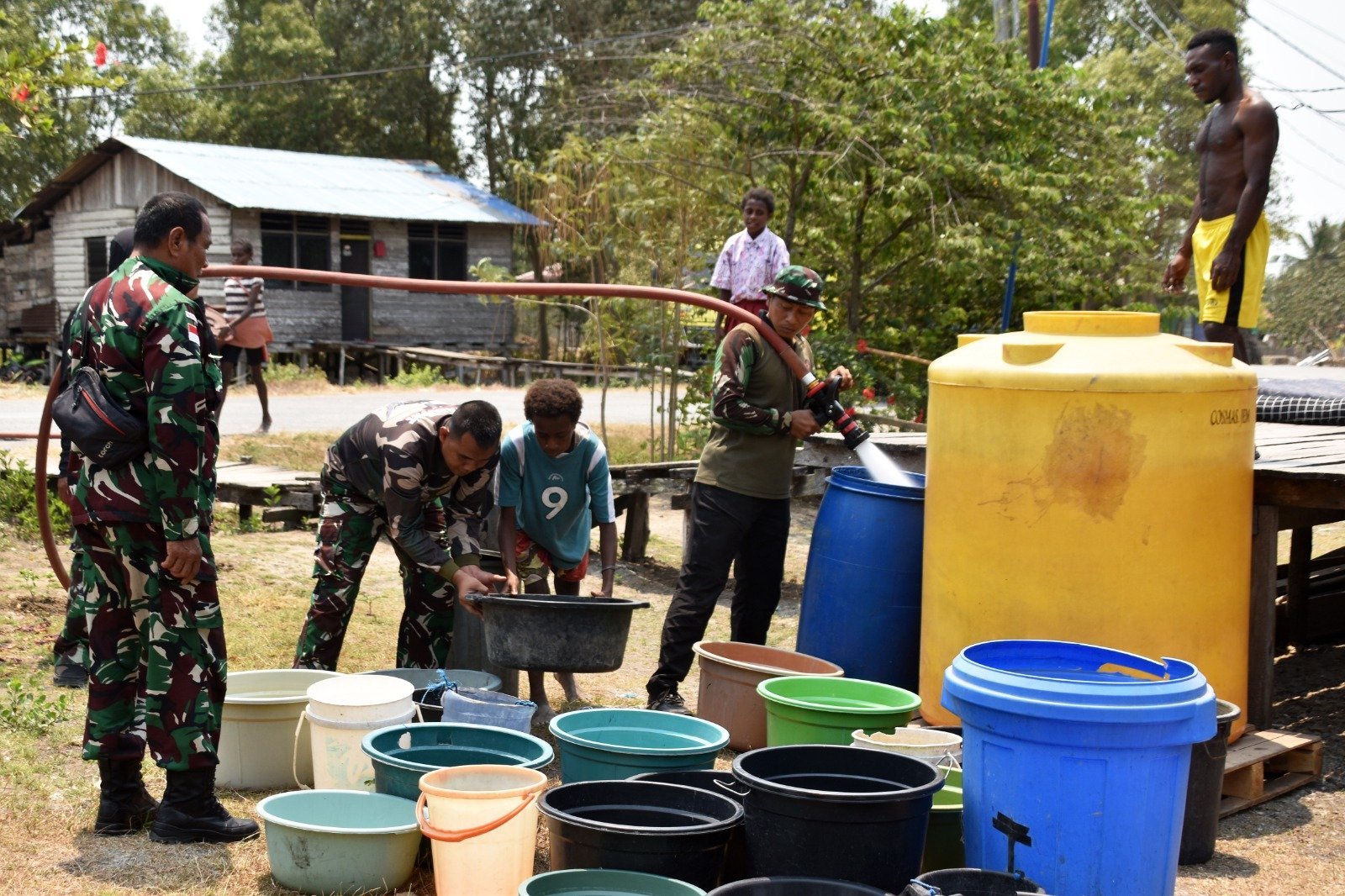 Warga Gudang Arang Terima 8.000 Liter Air Bersih dari Kodim 1707/Merauke