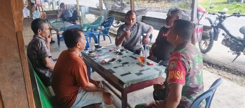 Sertu Hendra Yani Sampaikan Wasbang di Warung Kopi Sawang