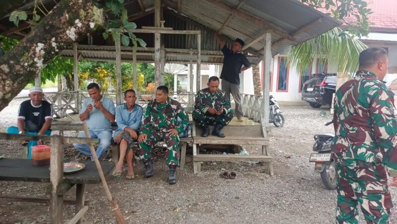 Waspada Musim Kemarau, Babinsa Koramil 03/Senagan Timur Gelar Komsos di Desa Sawang Mane