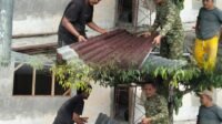 Gotong Royong Rehabilitasi Rumah di Samatiga, Babinsa dan Warga Angkat Material Bersama Gotong Royong Rehabilitasi Rumah di Samatiga, Babinsa dan Warga Angkat Material Bersama