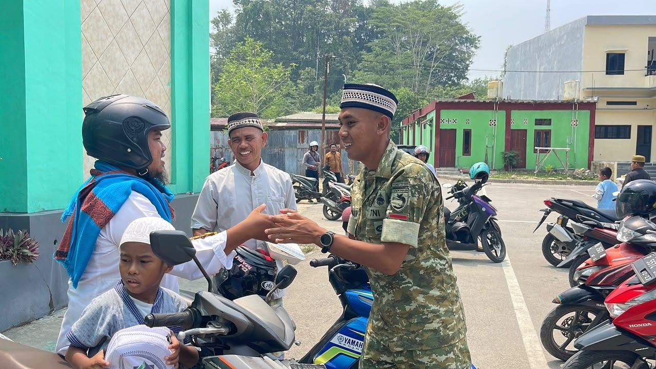 Jumat Berkah di Supiori, Prajurit Yonif TP 859/RBK Berbagi dengan Jemaah Masjid An-Nur
