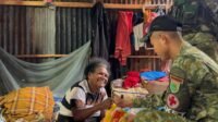 Tak Menunggu Warga Datang, Prajurit Yonif TP 859/RBK Hadir Membawa Senyum Melalui Program Sehati Tak Menunggu Warga Datang, Prajurit Yonif TP 859/RBK Hadir Membawa Senyum Melalui Program Sehati