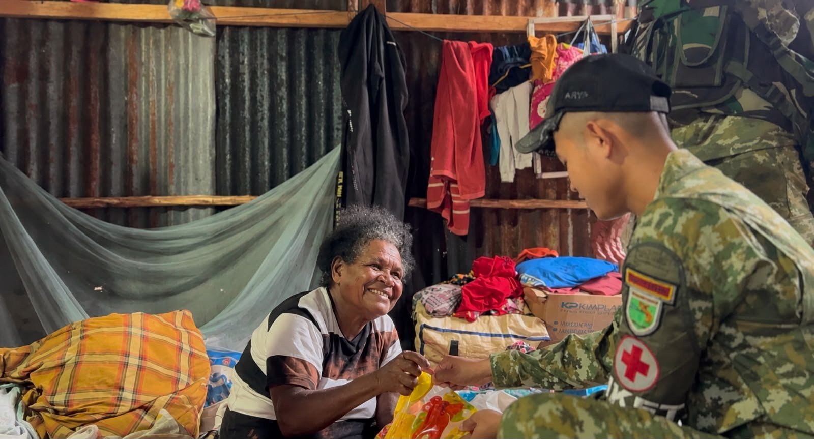 Tak Menunggu Warga Datang, Prajurit Yonif TP 859/RBK Hadir Membawa Senyum Melalui Program Sehati